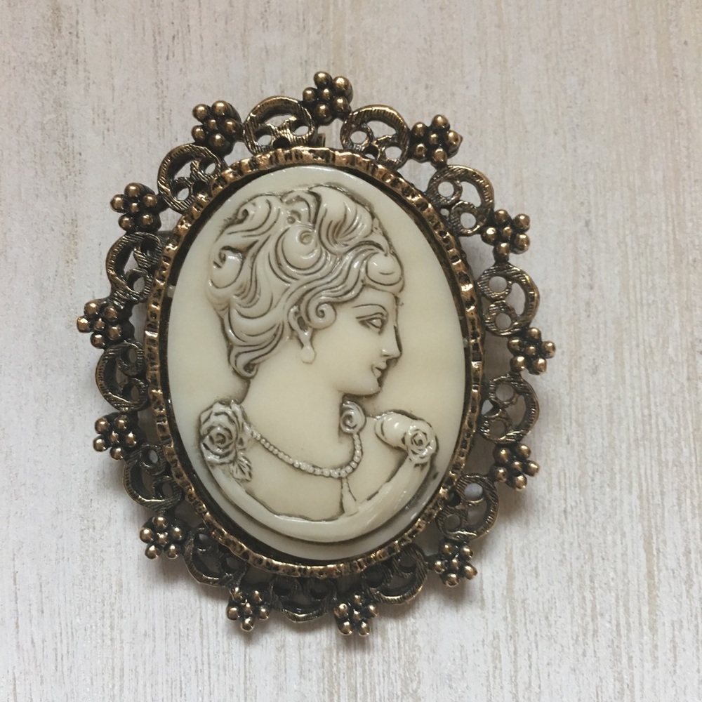 Brooch - Cameo look
